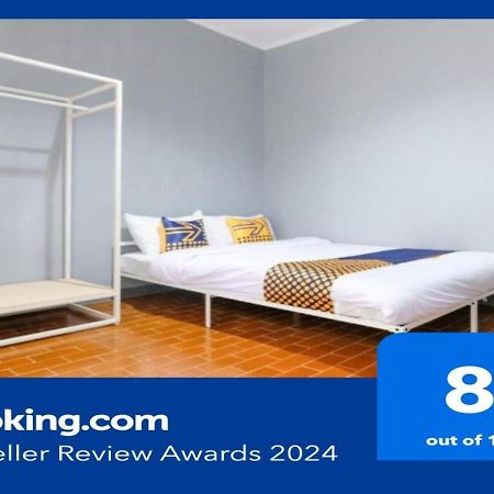 Hotel Spot On 2281 Omajo Semarang Esterno foto